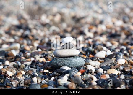 Pyramide der Seesteine. Steine in verschiedenen Formen, Größen und Farben an der Küste, Nahaufnahme. Stockfoto