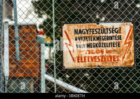 Gefahr Hochspannung. „Fernhalten“ Stockfoto