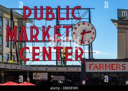 Pike Place Market Schild in Seattle, Washington. Der öffentliche Bauernmarkt ist ein berühmtes Touristenziel und einer der ältesten Bauernmärkte. Stockfoto