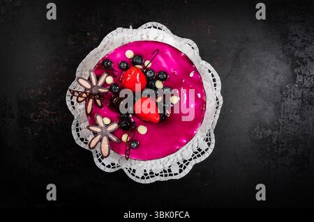 Köstliches Dessert auf schwarzem Teller Stockfoto