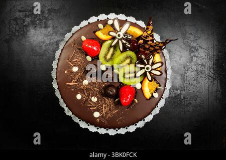 Köstlicher Kuchen auf dunklem Hintergrund Stockfoto