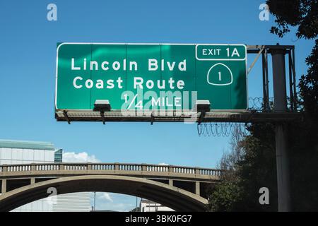 Lincoln Blvd Route 1 Coast Route Freeway Schild nach Santa Monica und Venice Beach in Los Angeles Kalifornien. Stockfoto