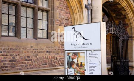 CAMBRIDGE, Großbritannien - 11. JUNI 2025 - Schild mit den Öffnungszeiten des Sedgwick Museum of Earth Sciences und freiem Eintritt mit einem Vater und Sohn, die das Innere erkunden Stockfoto