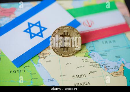 Ein goldener Bitcoin befindet sich zwischen der israelischen und der iranischen Flagge auf einer Karte des Nahen Ostens. Das Bild symbolisiert die Rolle der Kryptowährung in der globalen Finanzwelt. Stockfoto