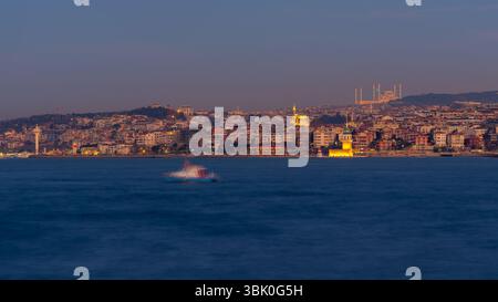 Camlica Moschee bei Nacht, die größte Moschee in Istanbul. Wunderschöne Aussicht auf Istanbul. Türkei Stockfoto