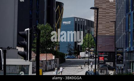 NEWCASTLE, Großbritannien - 13. JUNI 2025 - die moderne Architektur des Gebäudes der Newcastle University steht in Newcastle upon Tyne, Großbritannien, und symbolisiert Bildung und Bildung Stockfoto