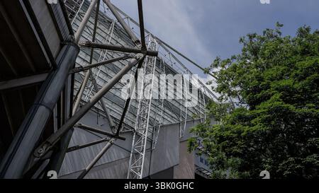 NEWCASTLE, Vereinigtes Königreich – 13. JUNI 2025 – die Metallträger des Stadions St. James' Park greifen in Newcastle, Vereinigtes Königreich, zum Himmel Stockfoto