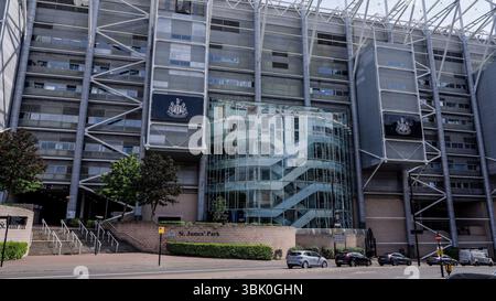 NEWCASTLE, Vereinigtes Königreich - 13. JUNI 2025 - Moderne Architektur des St. James' Park, dem Heimstadion von Newcastle United, ein bekanntes Wahrzeichen in Newcastle, Vereinigtes Königreich Stockfoto
