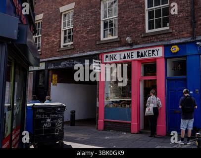 NEWCASTLE, Großbritannien - 13. JUNI 2025 - Pink Lane Bakery zieht Kunden im Stadtzentrum von Newcastle an Stockfoto