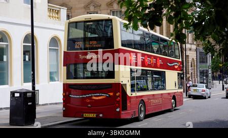 NEWCASTLE, Großbritannien - 13. JUNI 2025 - Doppeldeckerbus in Rot und Creme in Newcastle, England Stockfoto
