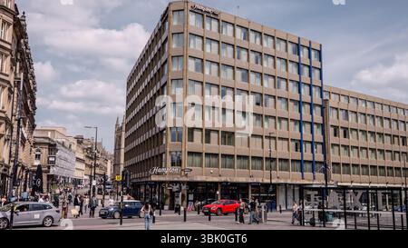 NEWCASTLE, Großbritannien - 13. JUNI 2025 - Touristen und Einheimische spazieren in der Nähe des Hampton by Hilton Hotels im Stadtzentrum von Newcastle, Großbritannien Stockfoto