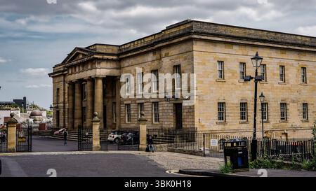 NEWCASTLE, Vereinigtes Königreich - 13. JUNI 2025 - die imposante Fassade des Newcastle Crown Court, ein prominentes Wahrzeichen in Newcastle upon Tyne, Großbritannien, zeigt seine historische Geschichte Stockfoto