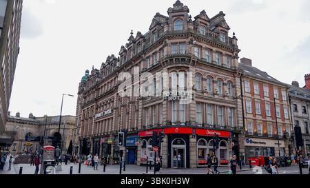 NEWCASTLE, Großbritannien - 13. JUNI 2025 - County Hotel, ein historisches Gebäude im Stadtzentrum von Newcastle, Großbritannien, mit Geschäften, Restaurants und Newcastle Central Station Stockfoto