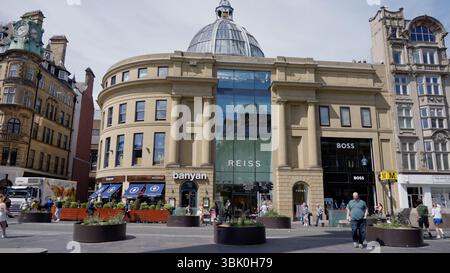 NEWCASTLE, Großbritannien - 13. JUNI 2025 - Menschen wandern und shoppen an einem sonnigen Tag im Stadtzentrum von Newcastle, Großbritannien Stockfoto