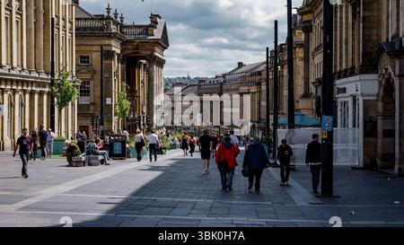 NEWCASTLE, Großbritannien - 13. JUNI 2025 - Touristen und Einwohner, die einen sonnigen Tag spazieren gehen in der Grey Street, Newcastle, Großbritannien Stockfoto