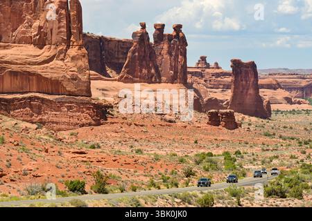 Moab, Utah, USA - 25. Mai 2025: Autos fahren durch spektakuläre Landschaften im Arches National Park in Moab Stockfoto