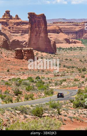 Moab, Utah, USA - 25. Mai 2025: Autofahrt durch spektakuläre Landschaften im Arches National Park in Moab Stockfoto