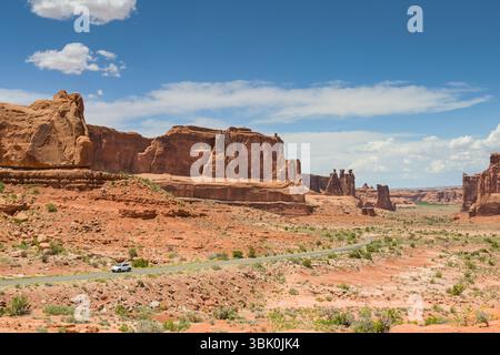 Moab, Utah, USA - 25. Mai 2025: Autofahrt durch spektakuläre Landschaften im Arches National Park in Moab Stockfoto