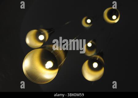 Elegante Pendelleuchten mit warmem Glanz sorgen für eine elegante Atmosphäre Stockfoto
