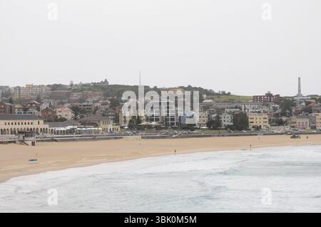 Ruhiger Bondi Beach und Architektur unter bewölktem Himmel, Australien Stockfoto