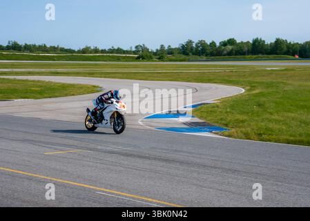 Motorradfahrer auf einer professionellen Rennstrecke in eine Kurve Stockfoto