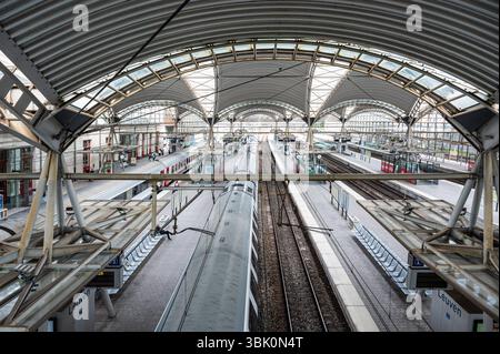 Hochwinkelblick über Bahnsteige und Bahngleise am Bahnhof Leuven, Flämisch-Brabant, Belgien 9. Juni 2025 Stockfoto