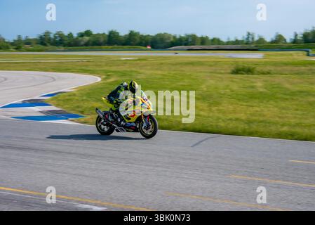 Sporträder Rennen auf der Porsche-Strecke in High-Speed-Action Stockfoto