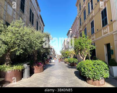 Olbia, Sardinien, Italien - 2. Juni 2025: Die Kirche des Apostels St. Paul mit ihrem Glockenturm im historischen Zentrum von Olbia. Stockfoto
