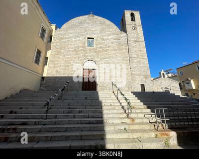 Olbia, Sardinien, Italien - 2. Juni 2025: Die Kirche des Apostels St. Paul mit ihrem Glockenturm im historischen Zentrum von Olbia. Stockfoto