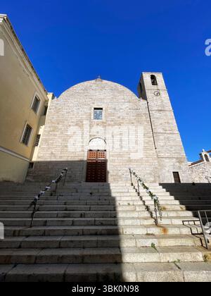Olbia, Sardinien, Italien - 2. Juni 2025: Die Kirche des Apostels St. Paul mit ihrem Glockenturm im historischen Zentrum von Olbia. Stockfoto