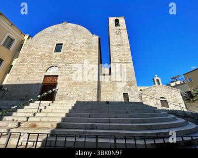 Olbia, Sardinien, Italien - 2. Juni 2025: Die Kirche des Apostels St. Paul mit ihrem Glockenturm im historischen Zentrum von Olbia. Stockfoto