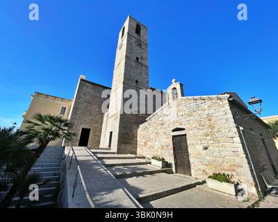 Olbia, Sardinien, Italien - 2. Juni 2025: Die Kirche des Apostels St. Paul mit ihrem Glockenturm im historischen Zentrum von Olbia. Stockfoto