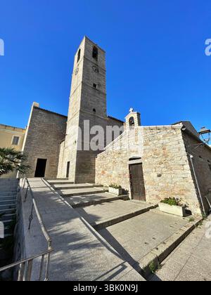 Olbia, Sardinien, Italien - 2. Juni 2025: Die Kirche des Apostels St. Paul mit ihrem Glockenturm im historischen Zentrum von Olbia. Stockfoto