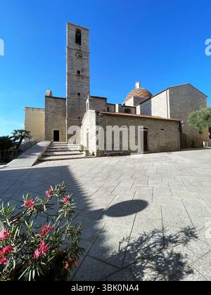 Olbia, Sardinien, Italien - 2. Juni 2025: Die Kirche des Apostels St. Paul mit ihrem Glockenturm im historischen Zentrum von Olbia. Stockfoto