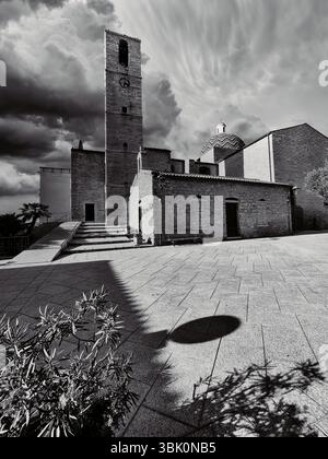 Olbia, Sardinien, Italien - 2. Juni 2025: Die Kirche des Apostels St. Paul mit ihrem Glockenturm im historischen Zentrum von Olbia. Stockfoto