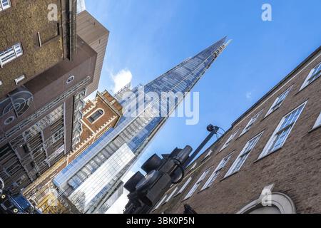 Flacher Blick auf den Shard Wolkenkratzer, der die Skyline über traditionellen Backsteinhäusern in london, großbritannien, dominiert, und unterstreicht den Kontrast zwischen dem alten A Stockfoto