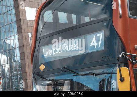 Der rote Doppeldeckerbus Nr. 47 zeigt das Ziel der liverpool Street, das moderne Gebäude in den Fenstern reflektiert, in london Stockfoto