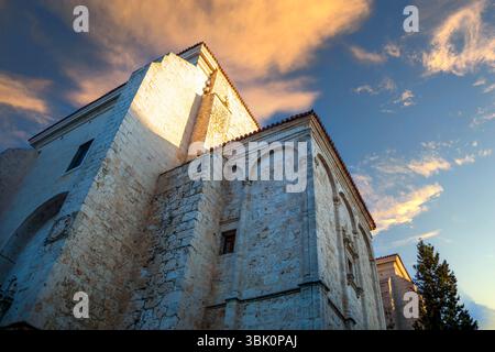 Blick von unten auf die Kirche unserer Lieben Frau der Himmelfahrt in Chinchón, Madrid, Spanien im Morgenlicht Stockfoto