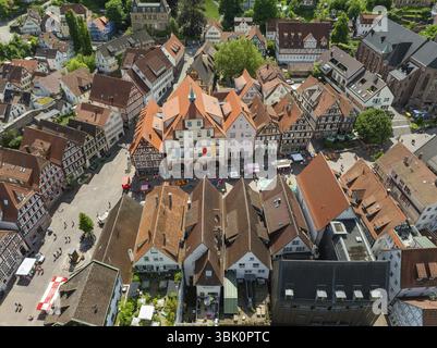 Aus der Vogelperspektive auf eine Altstadt mit Fachwerkhäusern und einem geschäftigen Platz in einer städtischen Umgebung, Calw, Schwarzwald, Deutschland, Europa Stockfoto