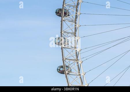 Glaskapseln drehen sich langsam auf dem Riesenrad des londoner Auges vor einem klaren blauen Himmel und bieten einen atemberaubenden Panoramablick auf die Stadt Stockfoto