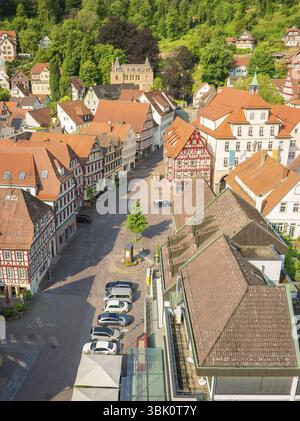 Historische Straße mit Fachwerkhäusern und einem kleinen Marktplatz, Calw, Schwarzwald, Deutschland, Europa Stockfoto