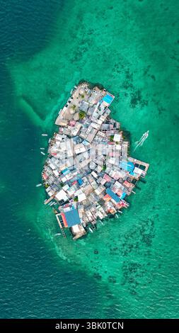 Dieses atemberaubende Luftbild fängt die farbenfrohen Häuser von Santa Cruz del Islote ein, umgeben von türkisfarbenem Wasser, und hebt Kolumbiens verborgenes Juwel hervor. Stockfoto