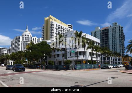 Blick auf das Art déco Royal Palm Hotel von der Collins Avenue in der 15th Street, Miami Beach, Florida, USA Stockfoto