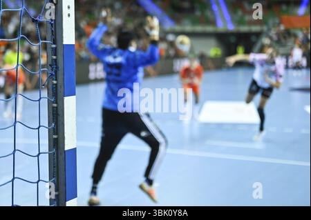 Detail des Handball-Torpfosten mit Netz und Spielern im Hintergrund Stockfoto