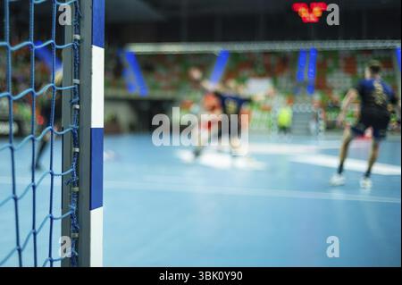 Detailansicht des Handball-Torpostens mit Netz- und Handballspiel im Hintergrund Stockfoto