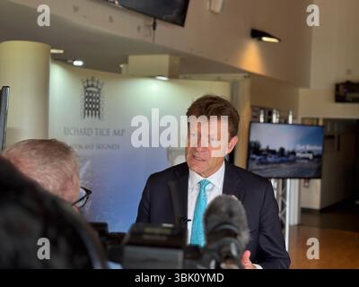 Boston, Vereinigtes Königreich - 17. Mai 2025 - Richard Tice Parlamentsabgeordneter, interviewt von einem Reporter bei einer Pressemitteilung für eine Kampagne in Höhe von £ 426 Millionen, um Boston zu bewegen Stockfoto