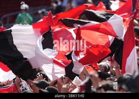 Seattle, Usa. Juni 2025. Urawa Red Diamonds Fans schwingen Fahnen vor einem Spiel der FIFA Club-Weltmeisterschaft gegen River Plate am 17. Juni 2025 im Lumen Field in Seattle, Washington. (Foto Nate Koppelman/SIPA USA) Credit: SIPA USA/Alamy Live News Stockfoto