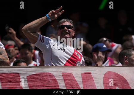 Seattle, Usa. Juni 2025. Die Fans von River Plate feuern ihre Seite an, bevor sie am 17. Juni 2025 im Lumen Field in Seattle, Washington, ein Spiel der FIFA Club-Weltmeisterschaft gegen Urawa Red Diamonds antreten. (Foto Nate Koppelman/SIPA USA) Credit: SIPA USA/Alamy Live News Stockfoto