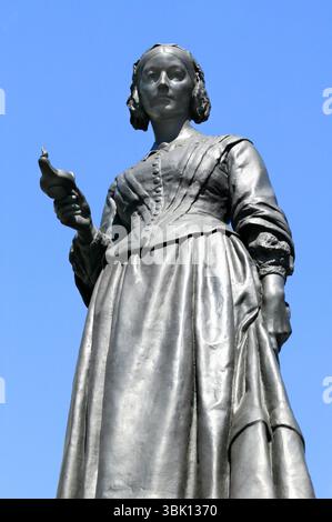 Viktorianische Gedenkstatue der Florence Nightingale 1820-1910 in London England Großbritannien, eine englische Krankenschwester, bekannt als „die Dame mit der Lampe“, britische Reise d Stockfoto