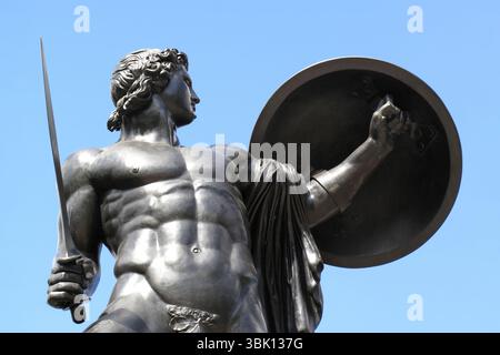 Viktorianische Bronze-Achilles-Statue, bekannt als Wellington Monument in Hyde Park Corner, London, England, Großbritannien, 1822 als Denkmal für den Duke errichtet Stockfoto